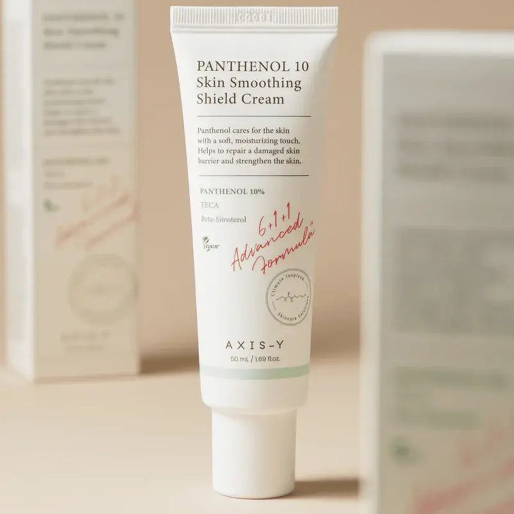 Tubo 'Panthenol 10 Skin Smoothing Shield Cream' con testo. Un altro tubo sullo sfondo.