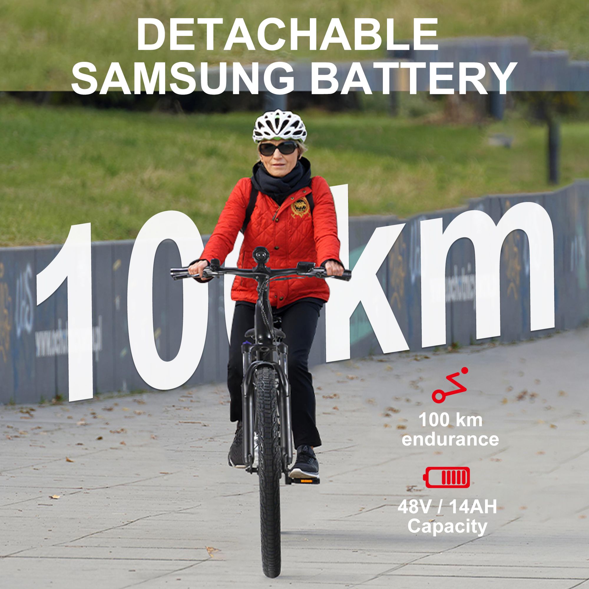 Una donna su una bicicletta elettrica Miyazaki nera. Testo: batteria Samsung rimovibile, autonomia di 100 km, capacità di 48 V/14 Ah.