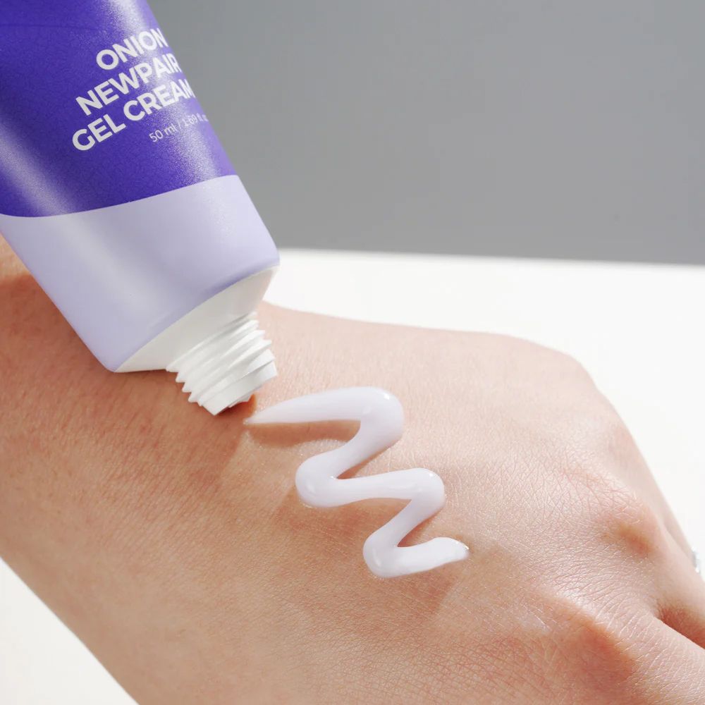 ISNTREE Onion Newpair Gel Cream applicato su una mano.