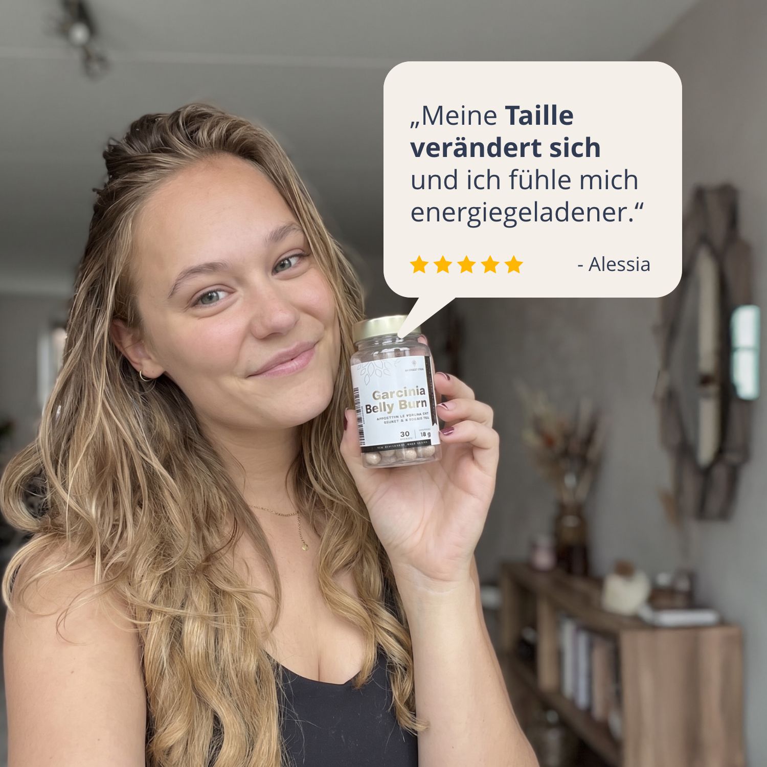 Donna che tiene un flacone Garcinia Belly Burn e sorride, con una citazione su vita cambiata ed energia.