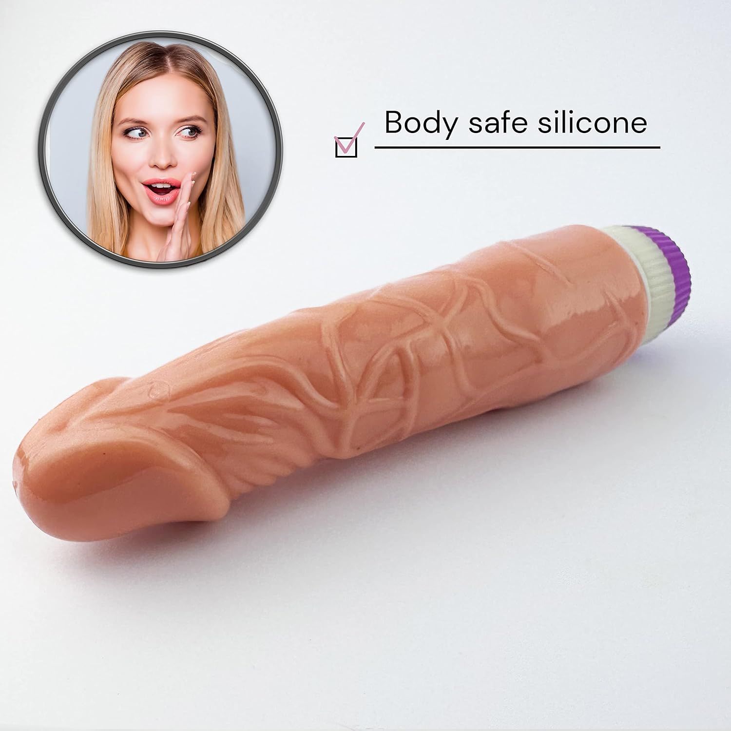 Dildo beige con texture realistica. Estremità viola e bianca. Testo: Body safe silicone.