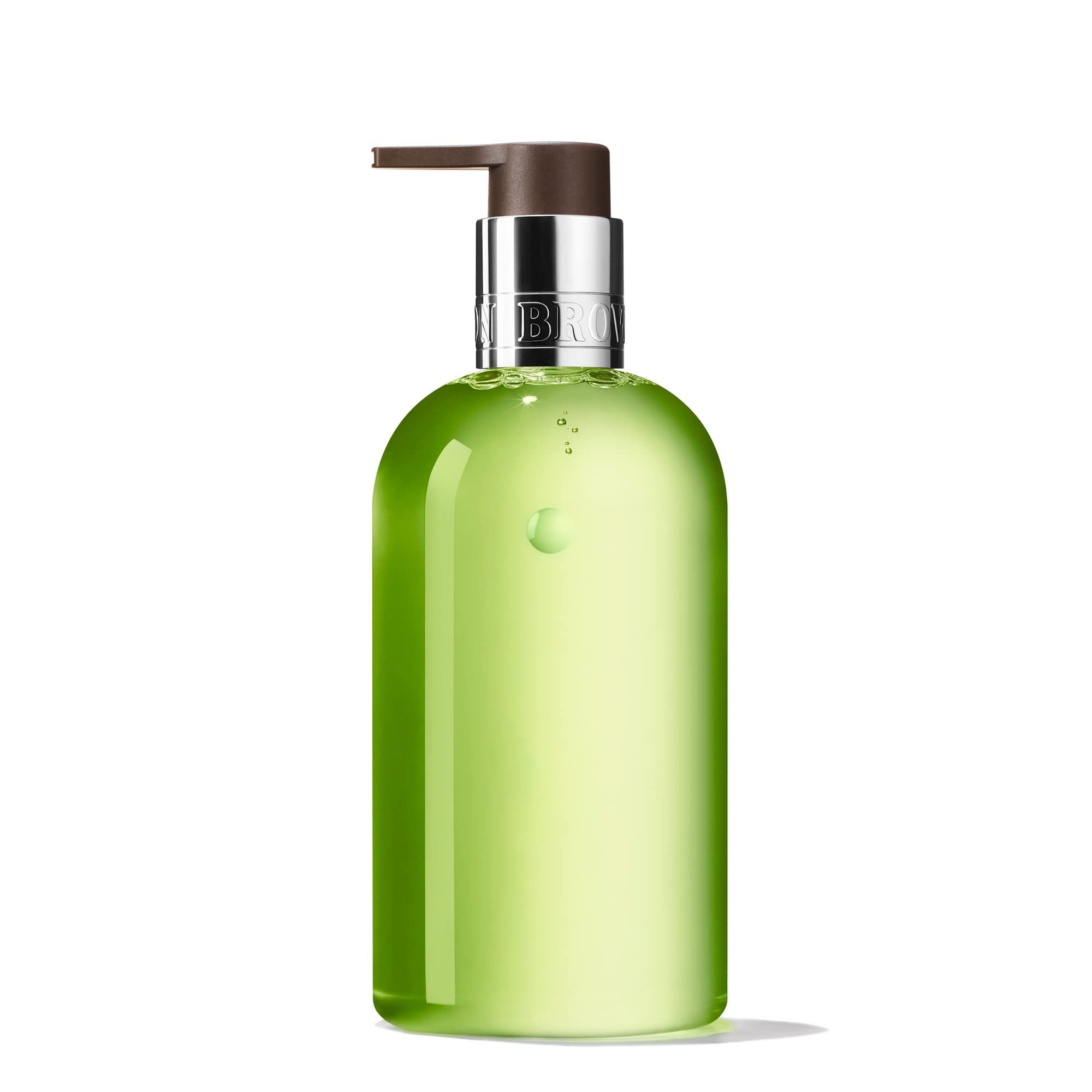 Sapone liquido verde con dispenser. Scritta: Molton Brown, Lime & Patchouli. Prodotto in Inghilterra.