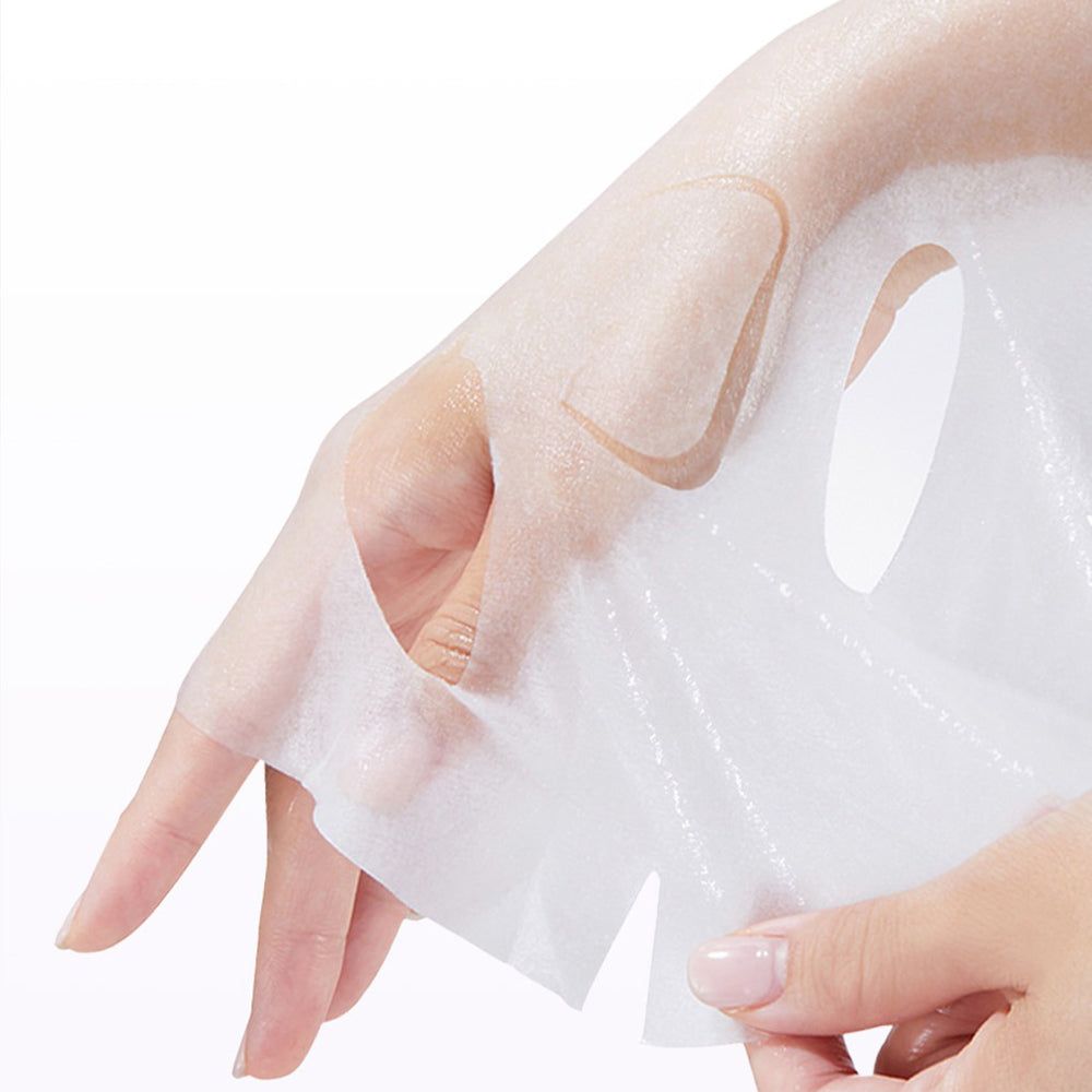 Mani che tengono una maschera facciale bianca. La maschera ha aperture per occhi, naso e bocca. La pelle è visibile.
