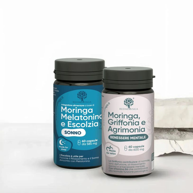 Due flaconi di capsule RedMoringa. Un flacone blu con la scritta « Sonno ». Un flacone rosa con la scritta « Benessere Mentale ».
