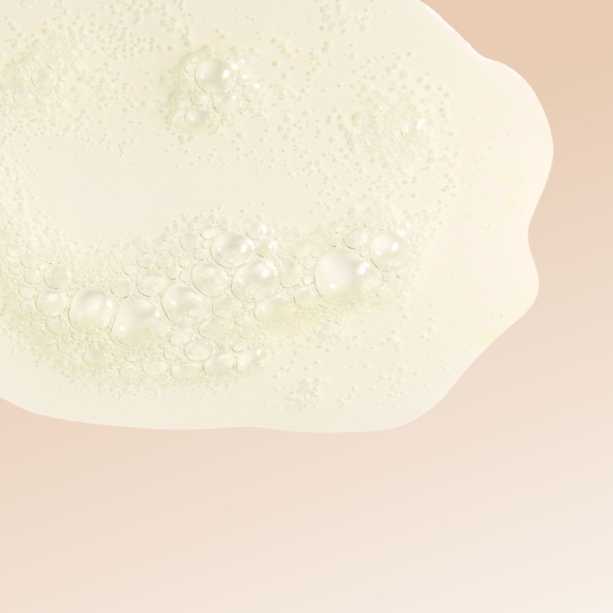 Liquido schiumoso con bolle su sfondo chiaro.