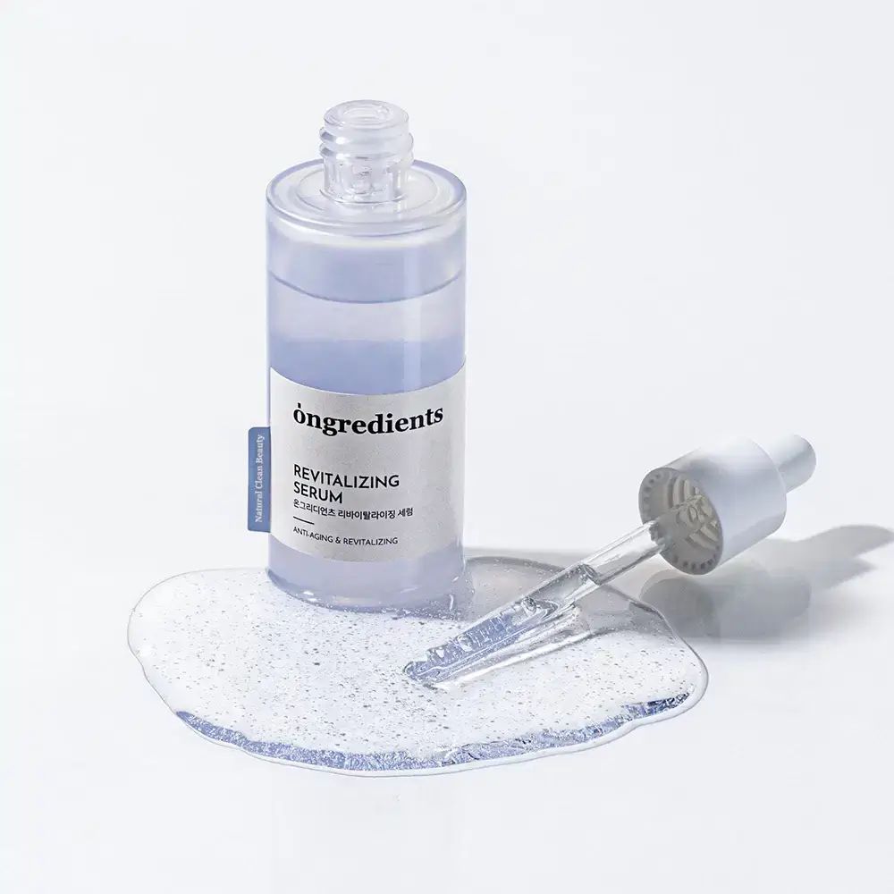 Flacone di siero con pipetta e siero. Scritta: Ongredients Revitalizing Serum.