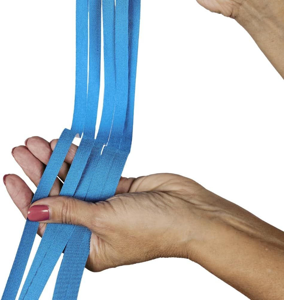 Mani che tengono nastri di kinesiologia blu. Diverse strisce sono visibili.