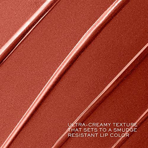 Primo piano di campioni di rossetto. Testo: Texture ultra-cremosa che si trasforma in un colore labbra resistente alle sbavature.