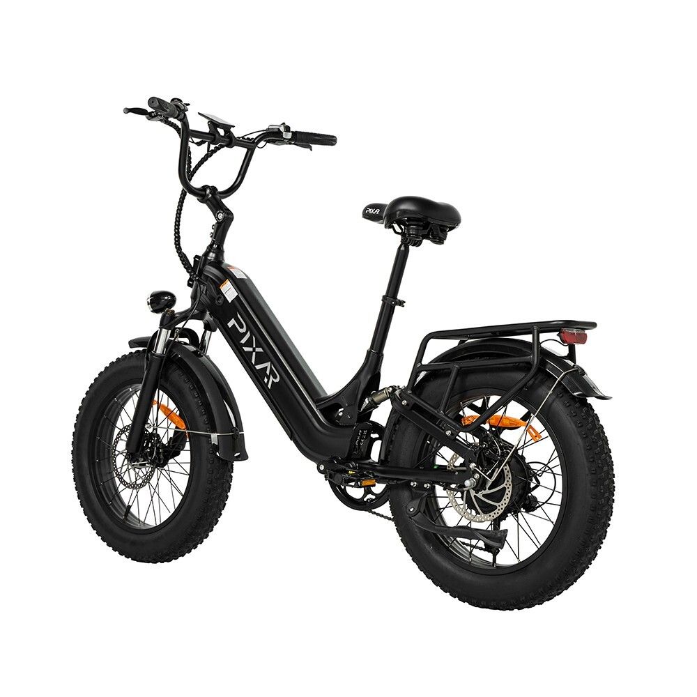 E-bike nero con pneumatici larghi. Marchio PIXAR. Portapacchi, faro e sella visibili.