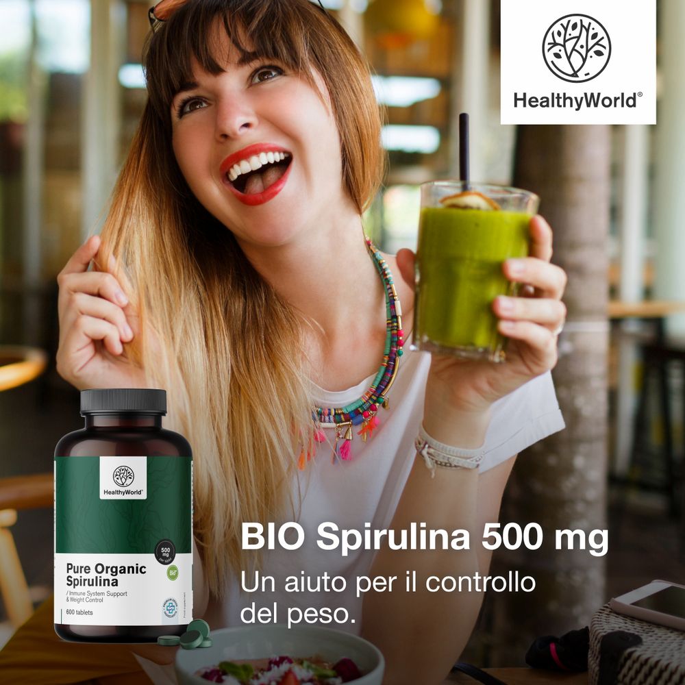 Donna con flacone di spirulina e frullato. Scritta: BIO Spirulina 500 mg. Un aiuto per il controllo del peso. Logo HealthyWorld.
