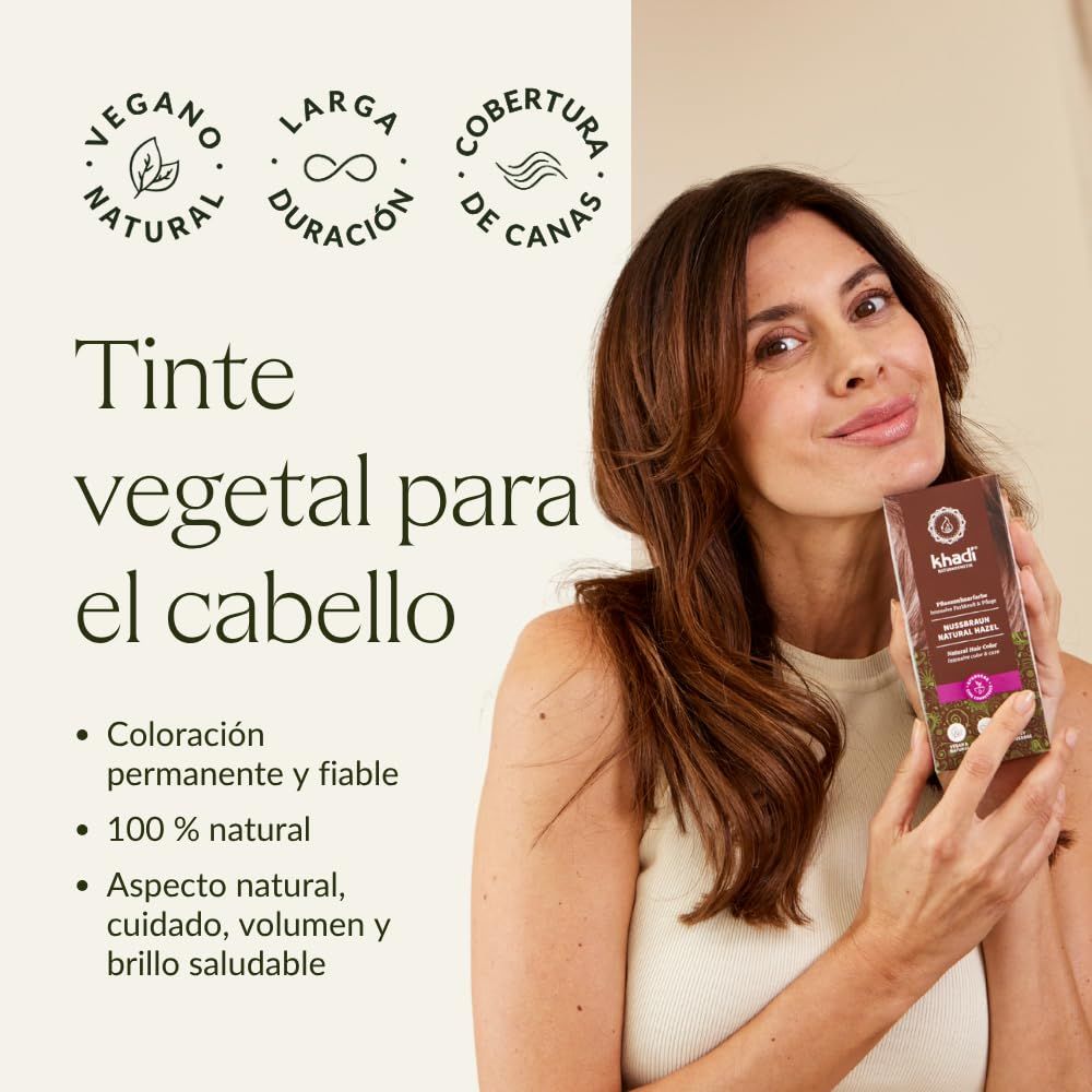 Donna tiene confezione prodotto. Stampa: Khadi, Natürliches Nussbraun. Testo: Tinte vegetal para el cabello.