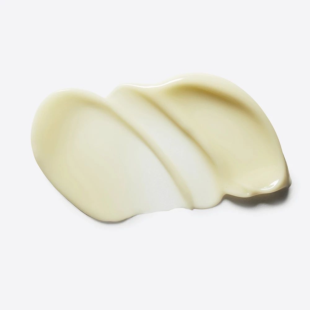 Macchia cremosa della crema contorno occhi SOME BY MI Retinol Intense su sfondo bianco.