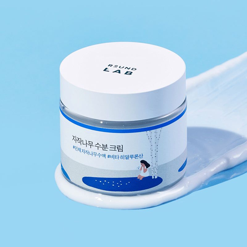 Vasetto di crema con coperchio bianco. Etichetta blu con testo e illustrazione. Crema su sfondo blu.