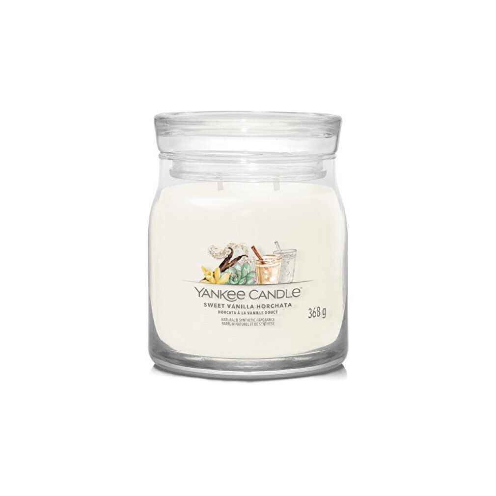 Candela in barattolo di vetro. Etichetta con illustrazione e testo Sweet Vanilla Horchata. 368 g.