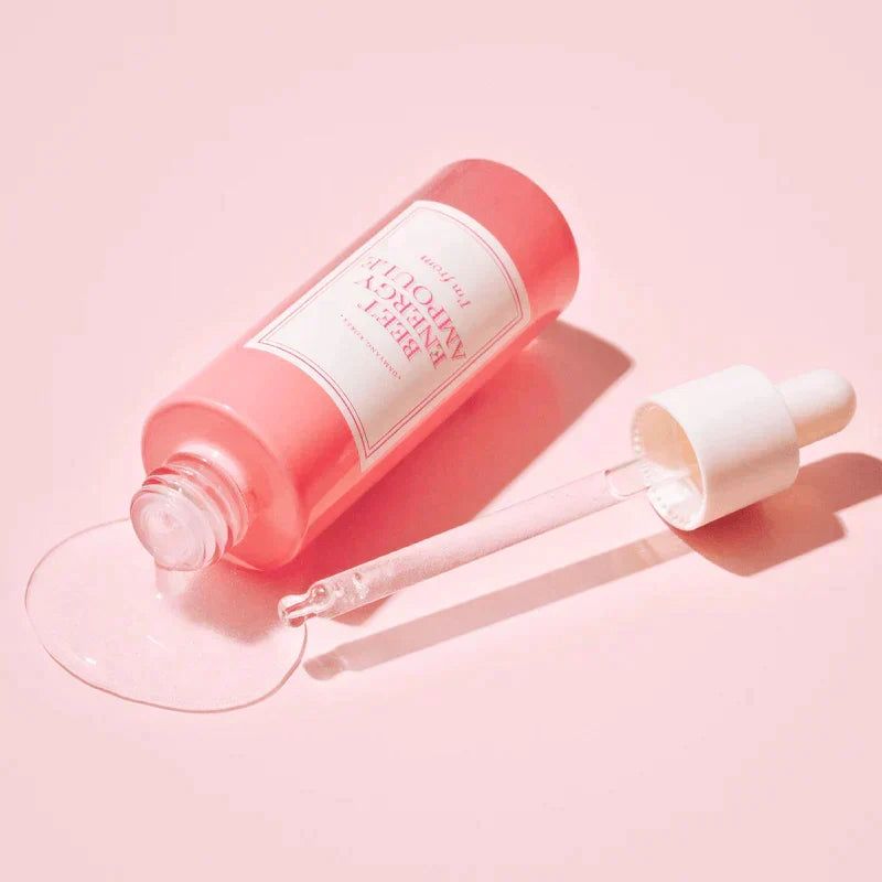 Flacone rosa con pipetta sdraiato. Liquido che fuoriesce. Testo: BEET ENERGY AMPOULE, I'm from.
