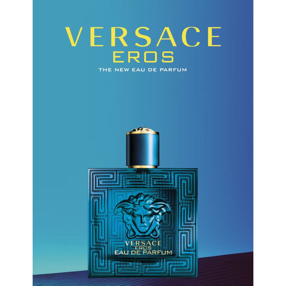 Flacone di profumo blu con tappo dorato. Scritta VERSACE EROS. Forma quadrata con motivo in rilievo.
