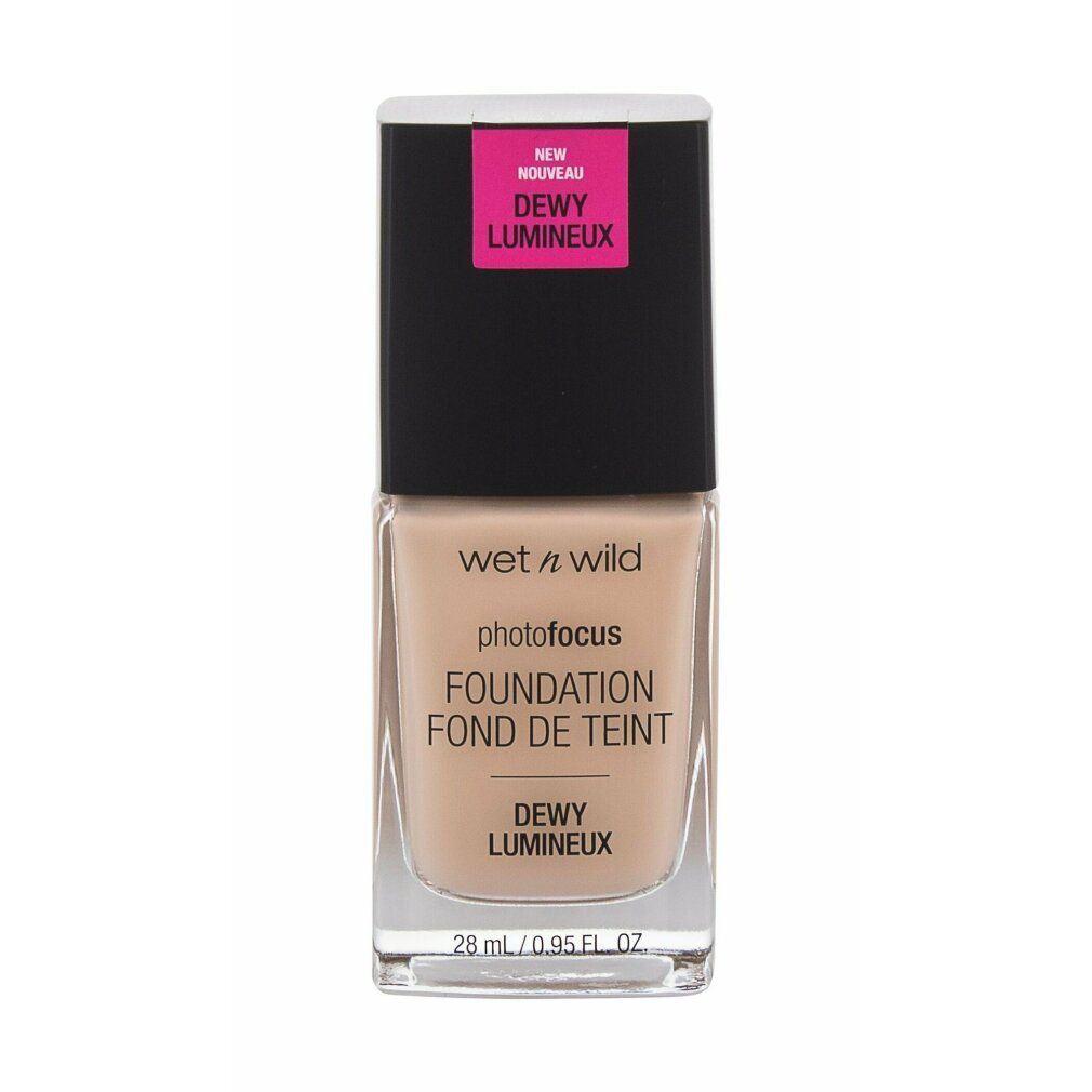 Flacone di fondotinta con tappo nero ed etichetta rosa. Scritta: Wet n Wild Photo Focus Foundation Dewy. Colore: Soft Ivory.