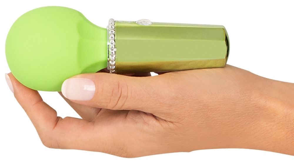 Articolo benessere verde tenuto in mano. Manico argentato con strass. Punta rotonda visibile.