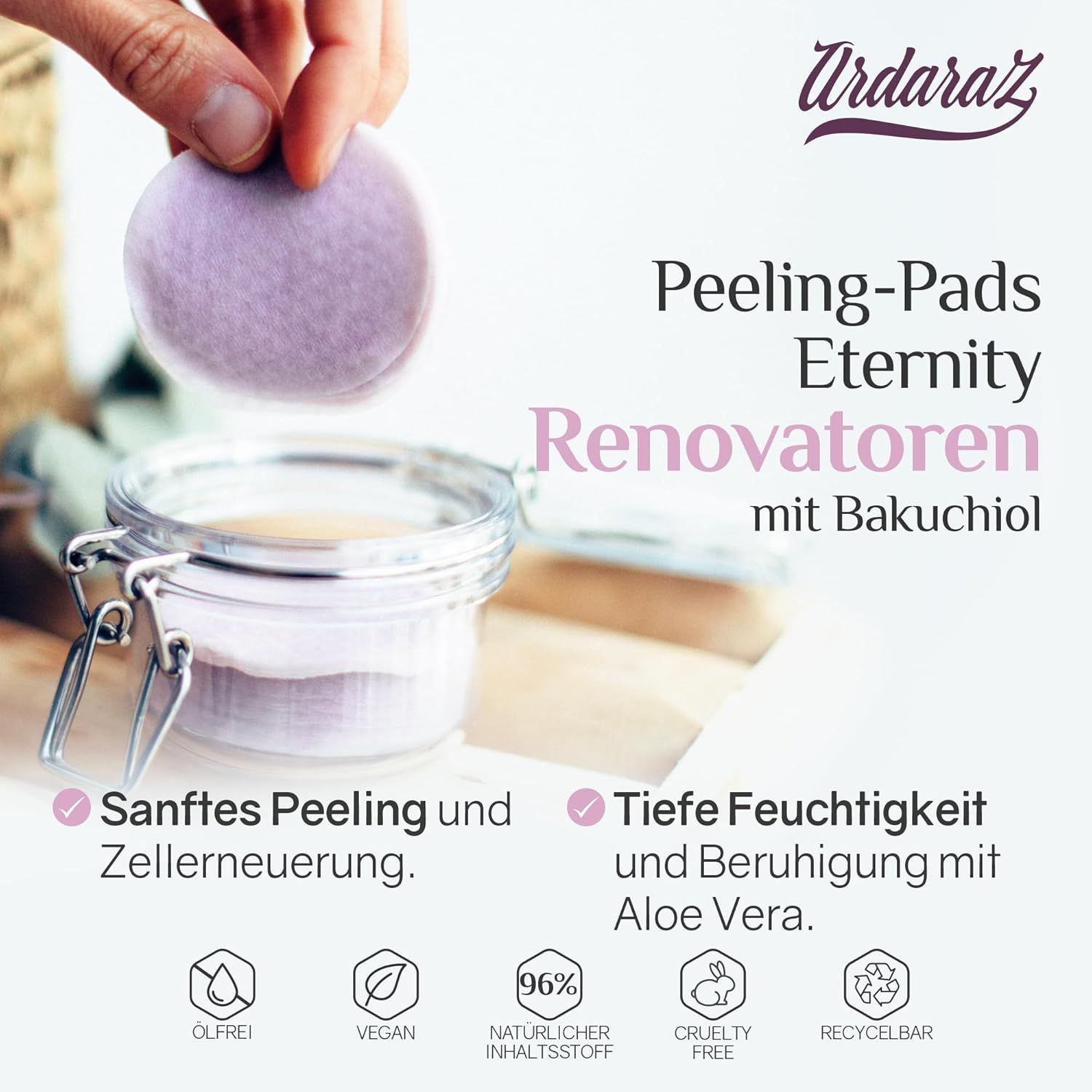 Mano che tiene un tampone sopra un barattolo di vetro. Testo: Peeling-Pads Eternity Renovator con Bakuchiol. Loghi: senza olio, vegano, 96% naturale, cruelty-free, riciclabile.