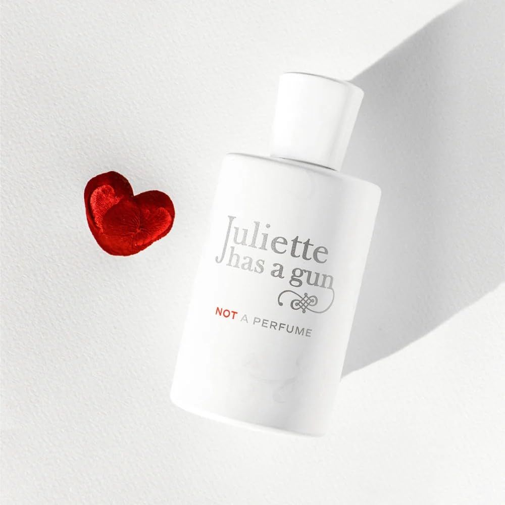 Flacone bianco con cuore rosso. Scritta: Juliette has a gun, Not a perfume.