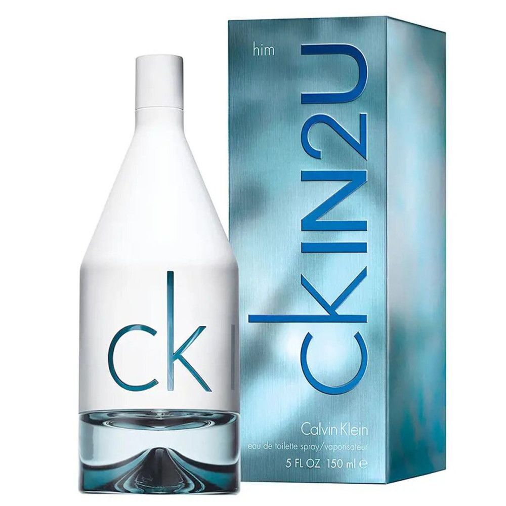 Flacone di profumo Calvin Klein CK IN2U Him e scatola. Sul flacone c'è "ck". Sulla scatola c'è "CK IN2U".