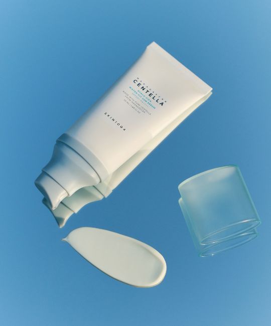 Tubo bianco Madagaskar Centella Hyalu-Cica Water-Fit Sun Serum, tappo e campione di crema.