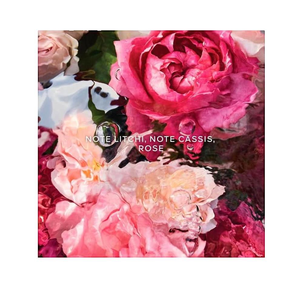 Primo piano di rose rosa. Testo: "NOTE LITCHI, NOTE CASSIS, ROSE".