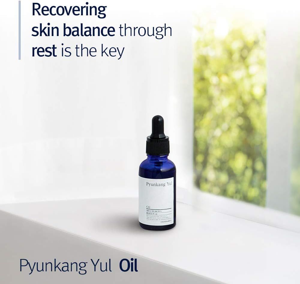 Flacone blu con contagocce nero su davanzale. Testo: PYUNKANG YUL Oil. Testo: Equilibrio cutaneo attraverso il riposo.