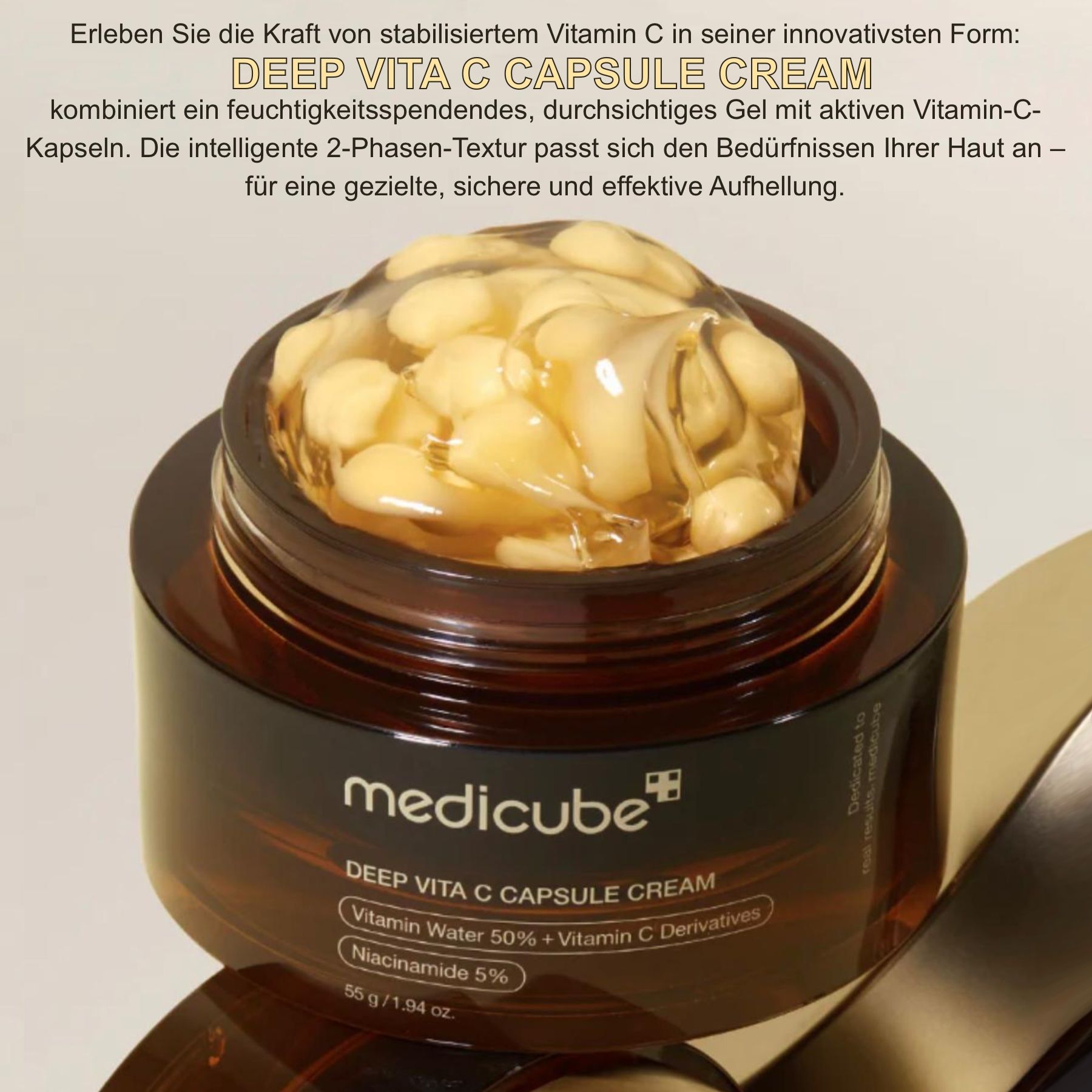 Vaso di crema aperto con capsule gialle in gel trasparente. Scritta: Medicube, Deep Vita C Capsule Cream. Coperchio dorato accanto.