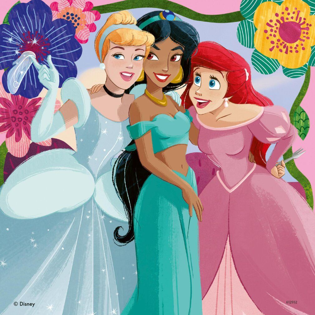 Tre principesse Disney, Cenerentola, Jasmine e Ariel, su sfondo floreale. Sorridono e si abbracciano.
