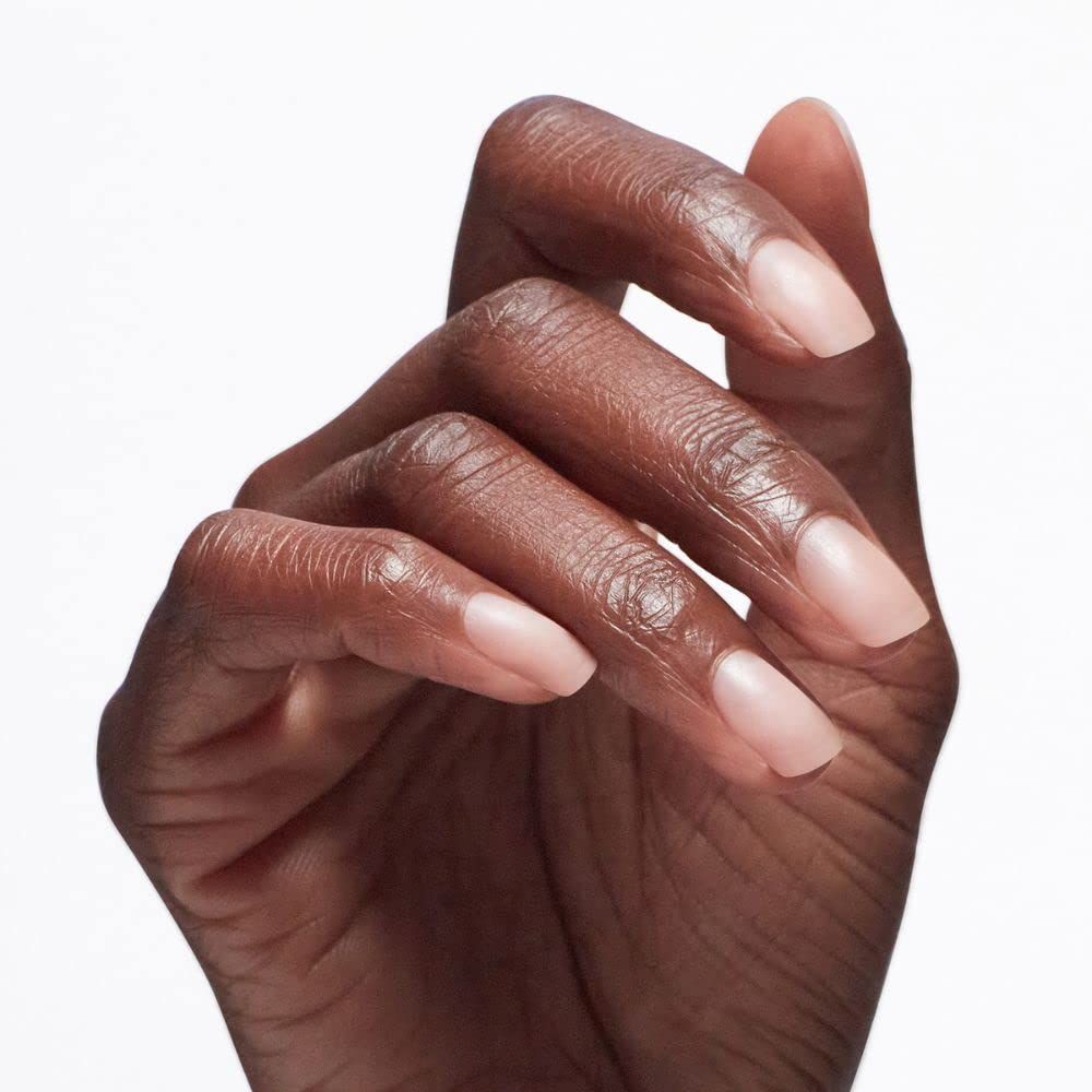 Mano con unghie lunghe e non smaltate. Forma naturale dell'unghia. Tonalità della pelle.
