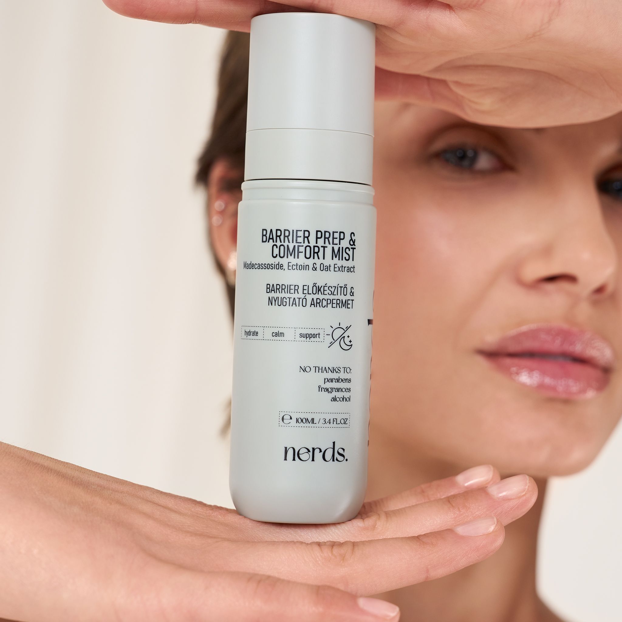 Barriera Prep & Comfort Mist, flacone spray da 100ml, tenuto da una persona.