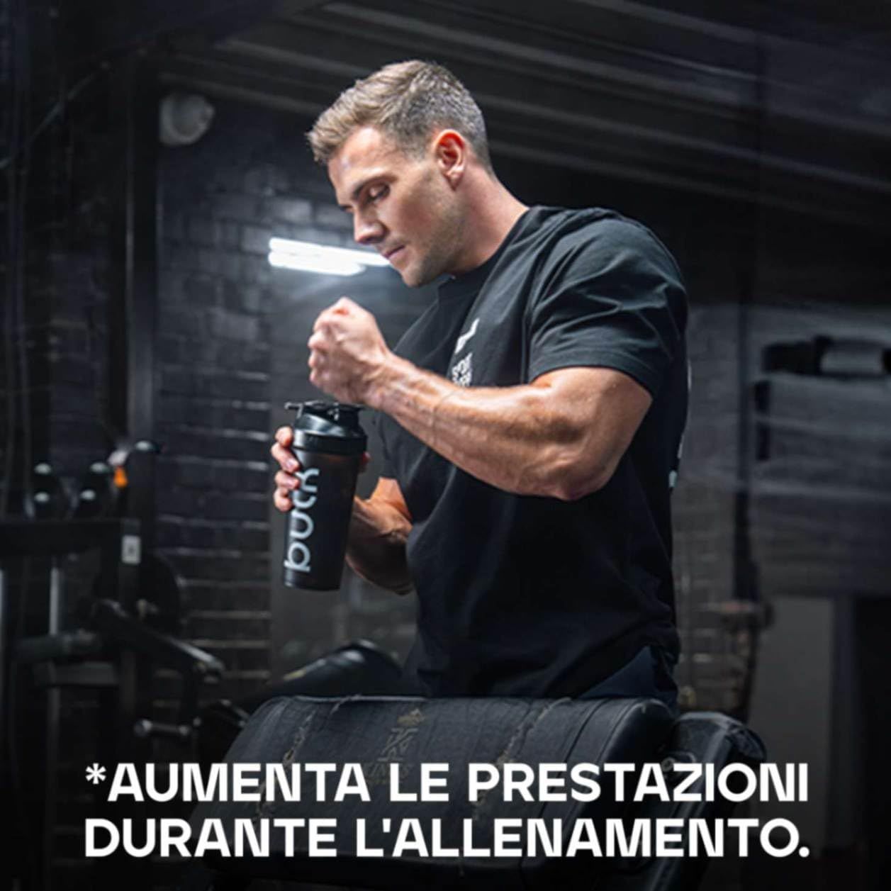 Uomo che apre uno shaker. Testo: *AUMENTA LE PRESTAZIONI DURANTE L'ALLENAMENTO.