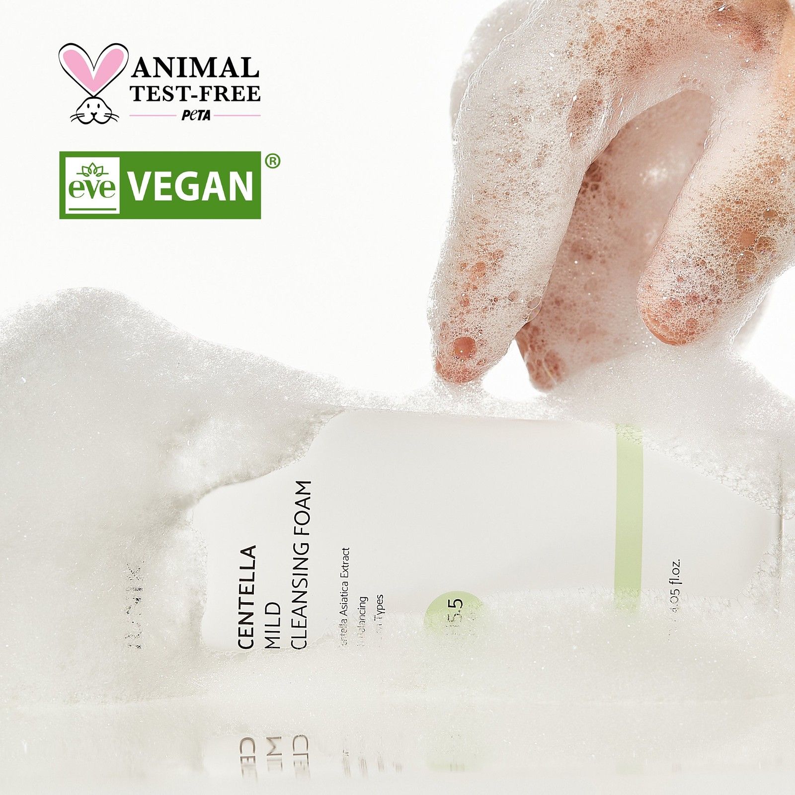 Mano che insapona un tubo di iUNIK Centella Mild Cleansing Foam. Sigillo PETA.