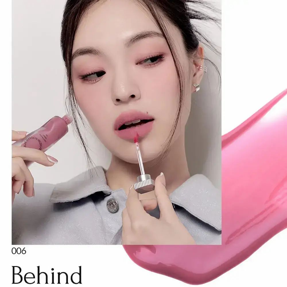 Tinta labbra con applicatore. Applicata sulle labbra. Tonalità 006 Behind. Accanto una macchia di colore.