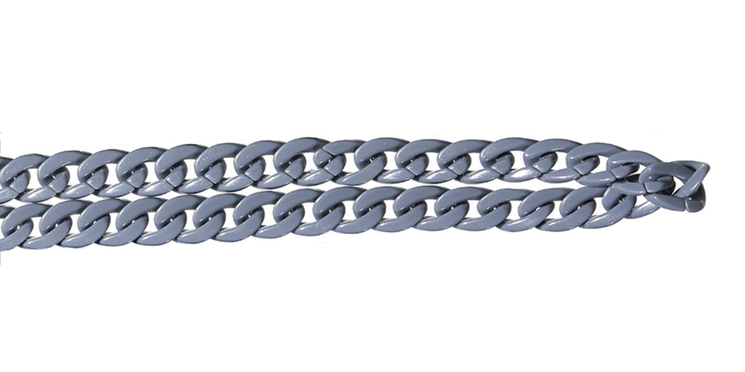 Catena per occhiali grigia, vista dettagliata. Maglie in plastica. Anelli metallici alle estremità. Sfondo bianco.