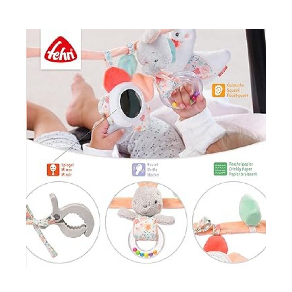 Immagine di un bambino con catena gioco. Coniglio, anatra, specchio e sonaglio. Marchio Fehn.