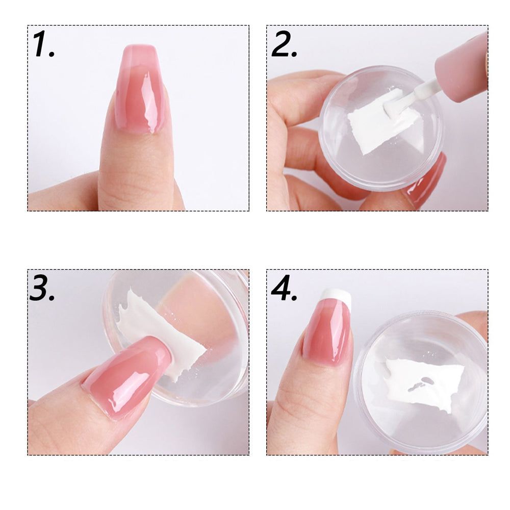 Quattro immagini mostrano l'applicazione di un timbro su un'unghia. Il timbro viene tamponato con lo smalto e premuto sull'unghia.
