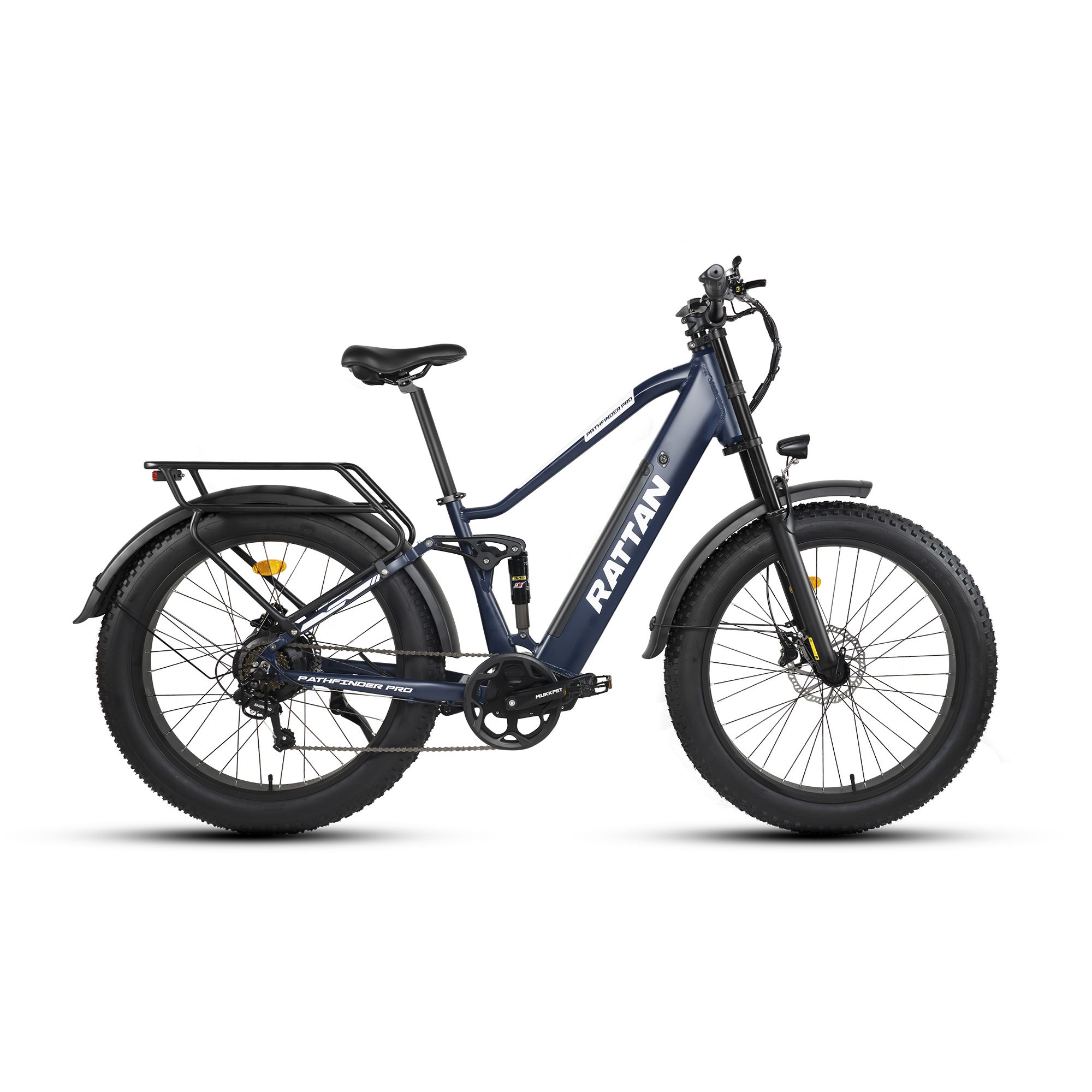 E-bike blu con pneumatici larghi, portapacchi e logo RATTAN. Trasmissione Shimano a 7 velocità.
