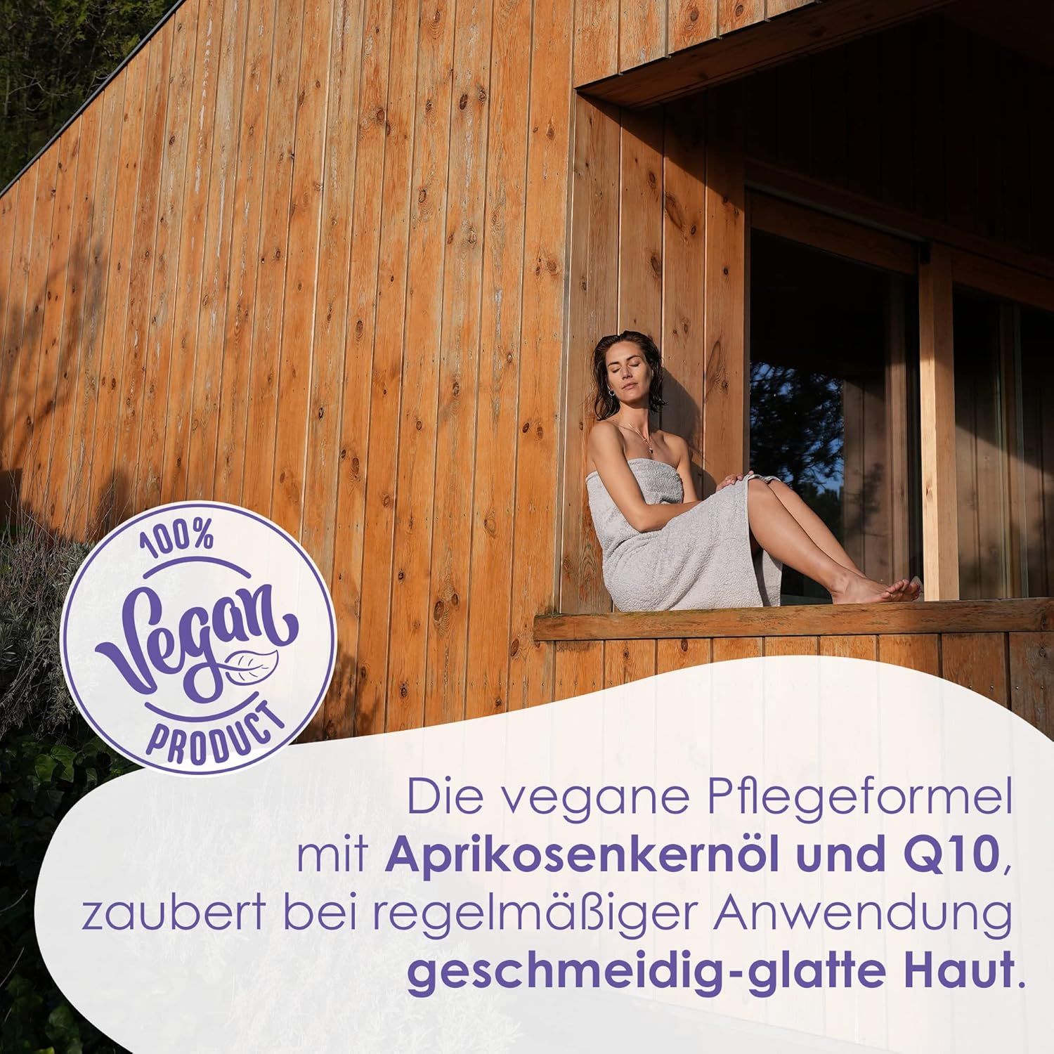Donna in asciugamano davanti a una baita di legno. Sigillo 100% vegano. Testo: Formula di cura vegana con olio di nocciolo di albicocca e Q10.