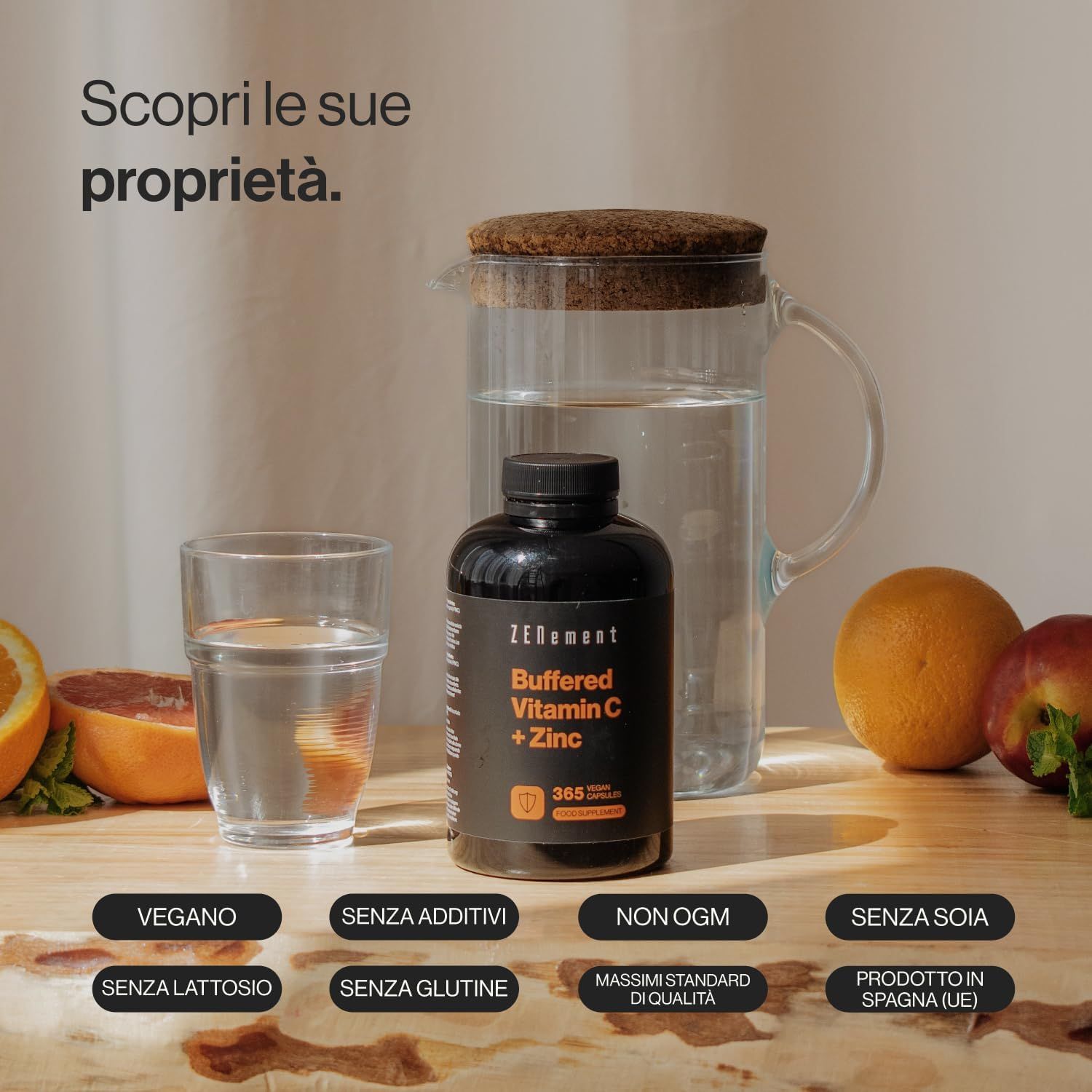 Flacone nero, bicchiere, brocca d'acqua, frutta. Vegano, senza additivi, senza OGM, senza soia, lattosio, glutine.