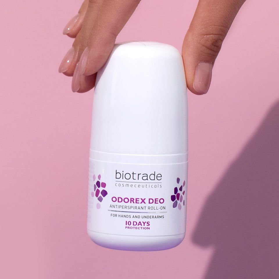 Deodorante roll-on bianco con dettagli viola. Scritta: Biotrade, Odorex Deo, antitraspirante roll-on. Per mani e ascelle. Protezione 10 giorni.