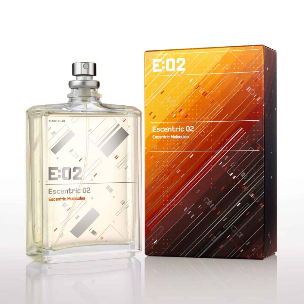 Flacone di profumo ESCENTRIC 02 e scatola di imballaggio uno accanto all'altro. Liquido chiaro, scritta argentata 'E:02'.