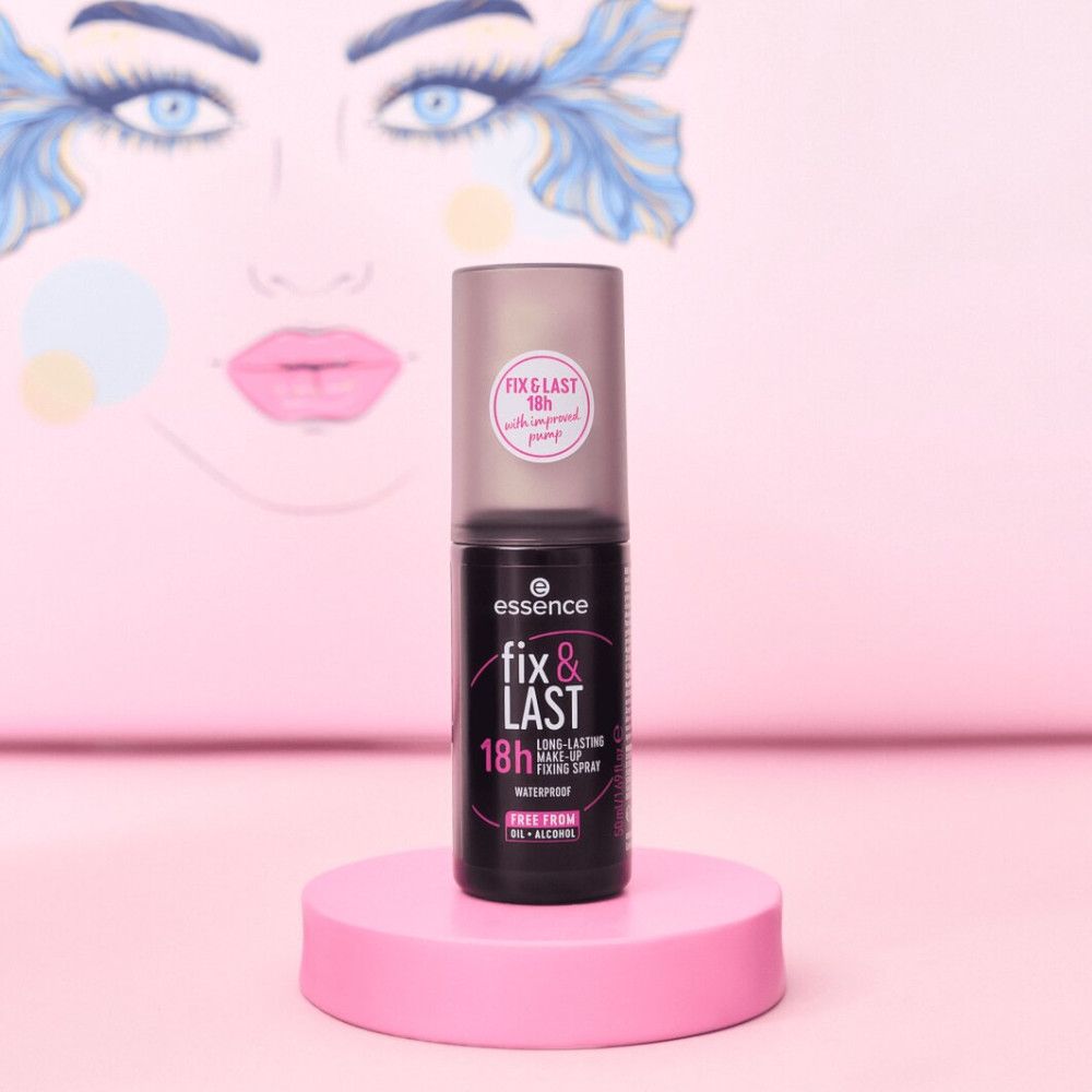 Flacone nero su piedistallo rosa. Scritta: Essence, fix & LAST, 18h, waterproof, senza olio + alcool. Sfondo: volto.