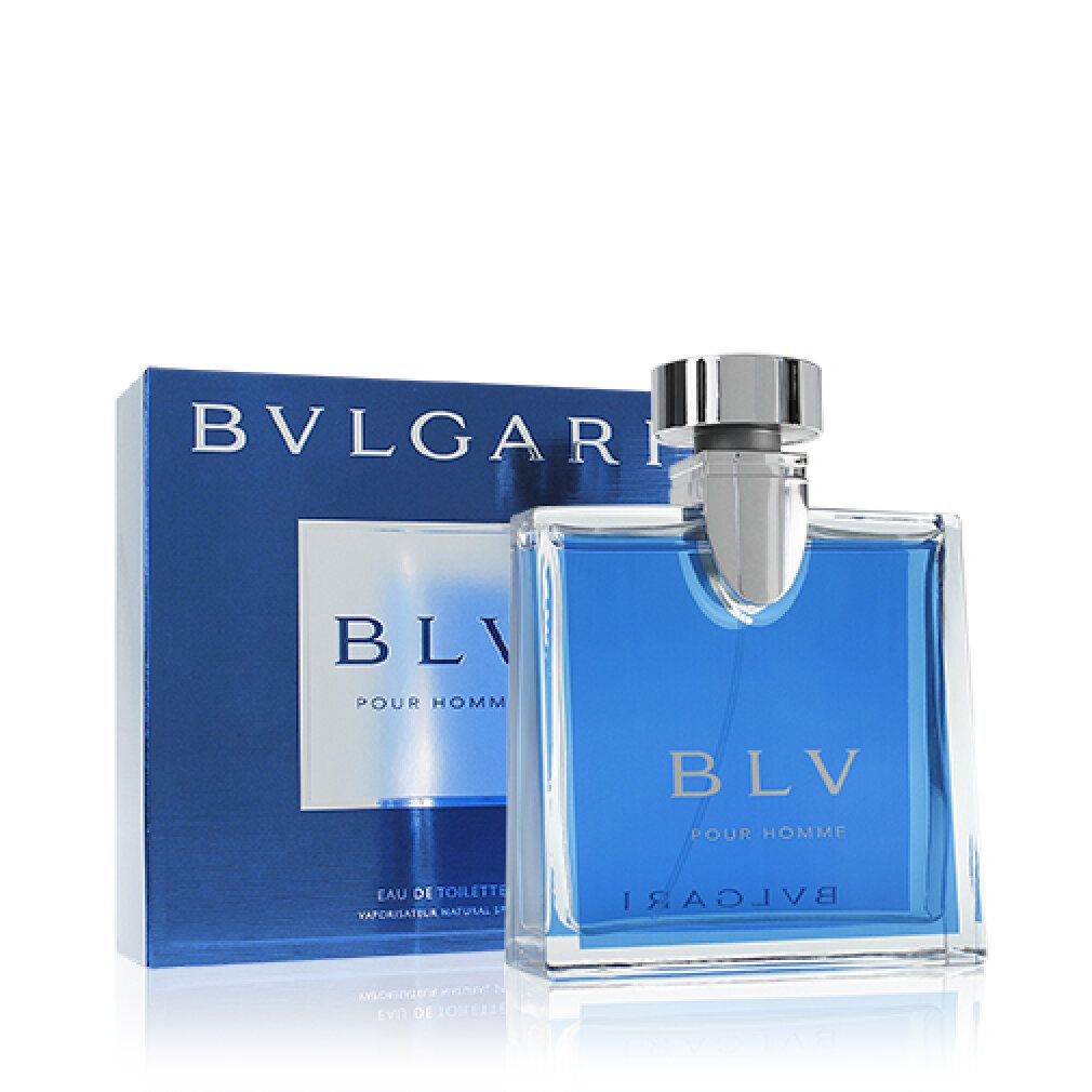 Flacone di profumo blu e scatola. Scritta: BVLGARI BLV POUR HOMME. Eau de Toilette.