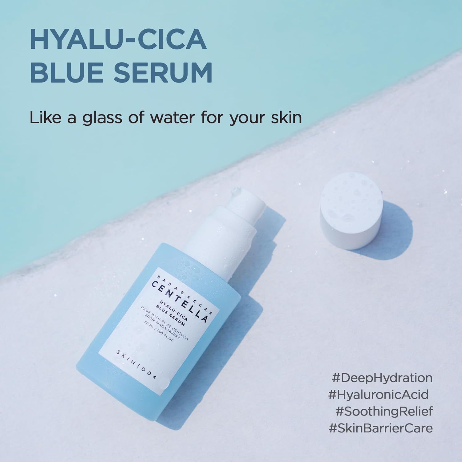 Siero blu chiaro con tappo bianco. Testo: HYALU-CICA BLUE SERUM. SKIN1004. Hashtag: #DeepHydration, #HyaluronicAcid, #SoothingRelief, #SkinBarrierRelief.