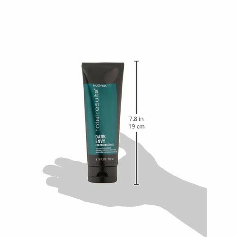 Tubo nero con etichetta verde, tenuto in mano. Scritta: Matrix Total Results Dark Envy Color Obsessed Mask. 7.8 pollici.