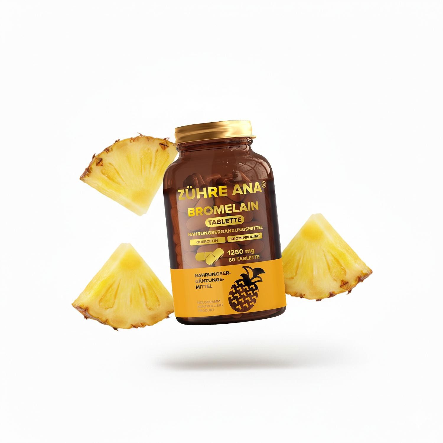 Bottiglia di compresse di bromelina Zühre Ana fluttuante circondata da pezzi di ananas su sfondo bianco.