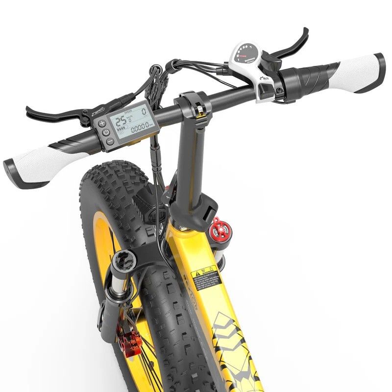 Primo piano del manubrio di un'e-bike gialla e nera. Visibili: display, freni, manopole.