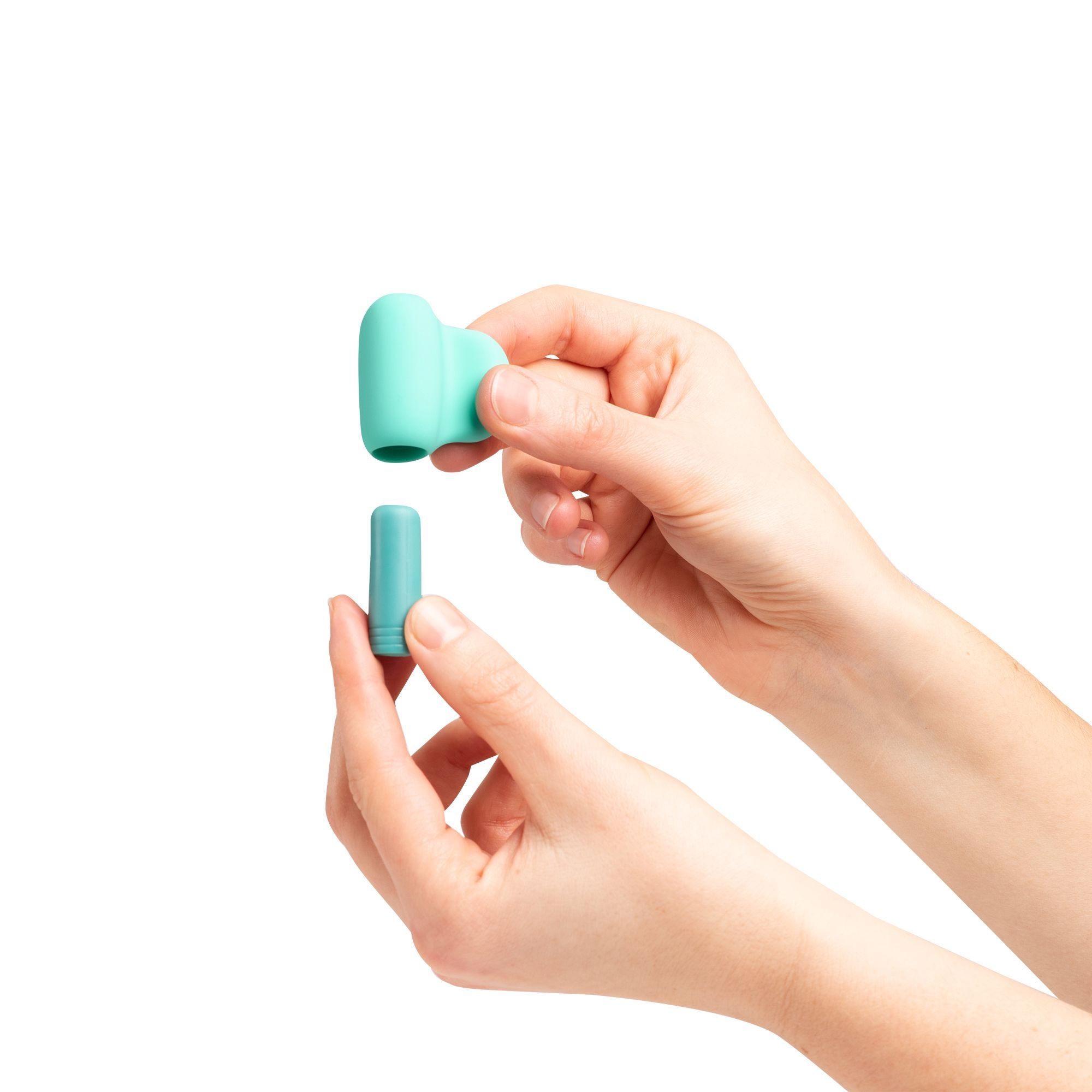 Le mani tengono un vibratore per dita turchese e un'estensione blu. Il vibratore è a forma di cuore.